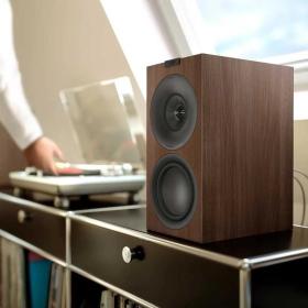 Изображение продукта KEF Q Concerto Meta Walnut — полочная акустическая система (пара) - 10